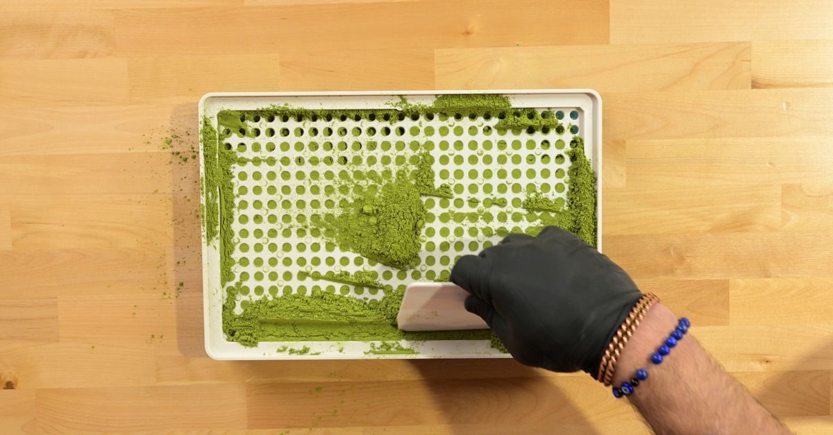 ONES vs AG1: Personalized Daily Capsules vs One-Size Greens Powder